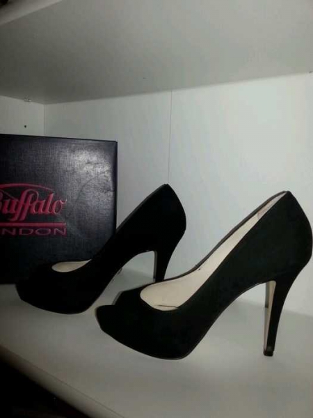 Schwarze Peeptoes von Buffalo