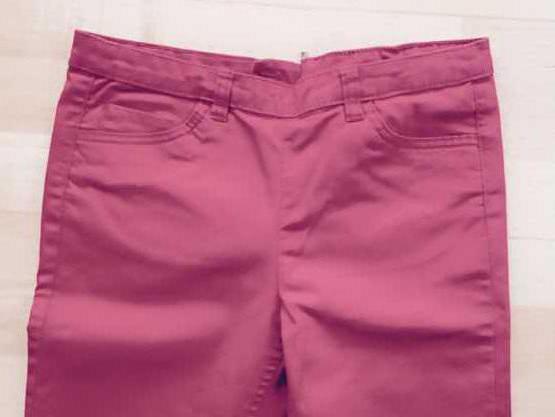 H&M // Knallrote Röhrenjeans