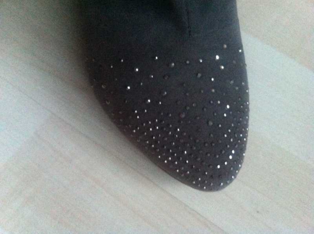graue hohe stiefel mit glitzer