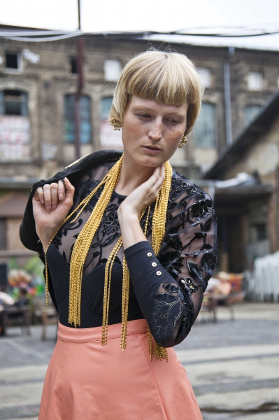 Schwarzsilber Vintagebody mit Blumenspitze