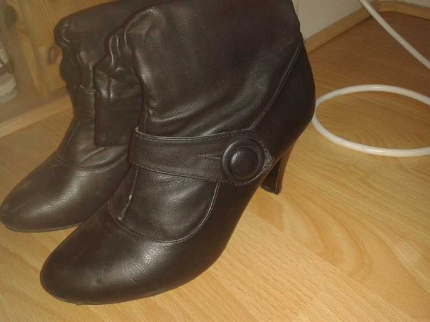 schwarze Stiefeletten mit Knopf