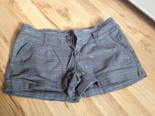 Kurze grau- karierte Hose