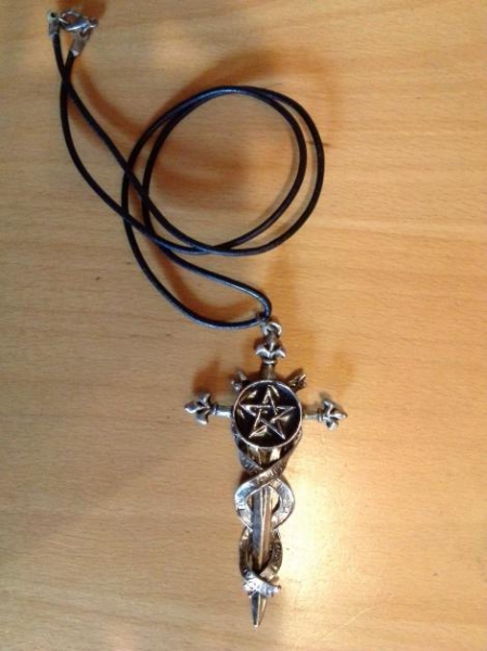Schwerer Anhänger (Schwert, Pentagramm) an Lederband