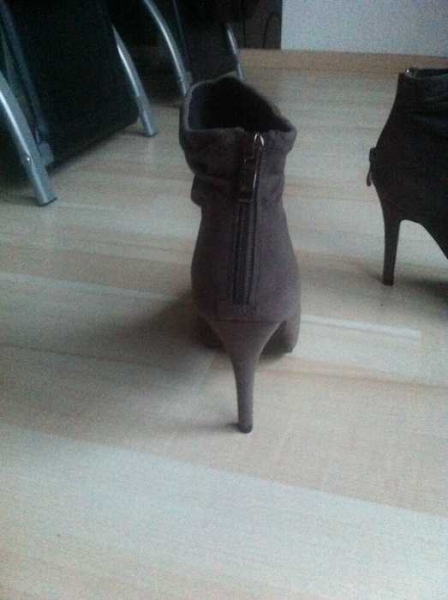 graue hohe stiefel mit glitzer