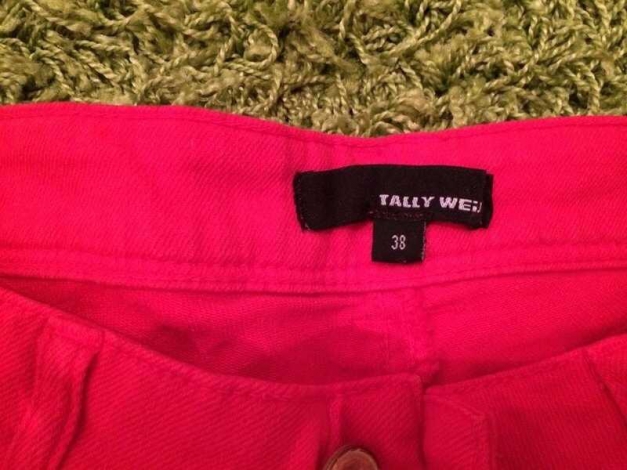 knallige rote Hotpants