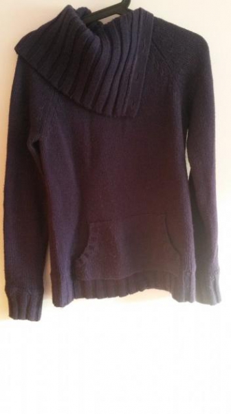 dunkellila Wollpulli mit Knopfleiste