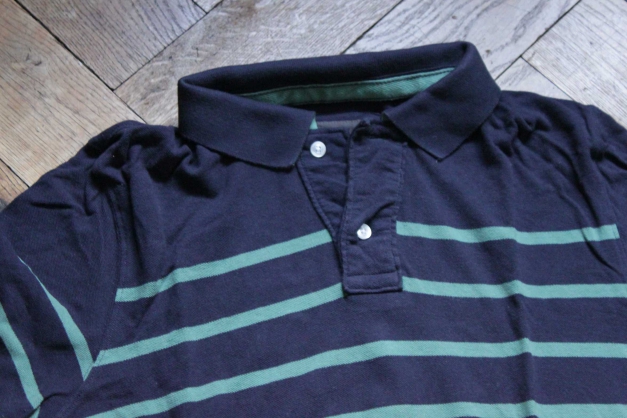 grün, blau gestreiftes Polohemd