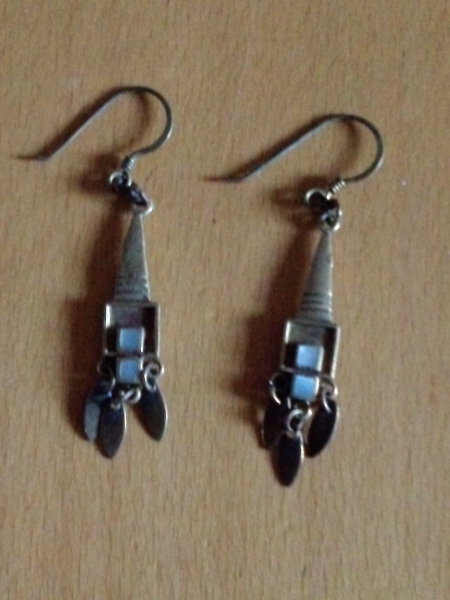 Zierliche Ohrringe mit Perlmutt im Aztekenstil