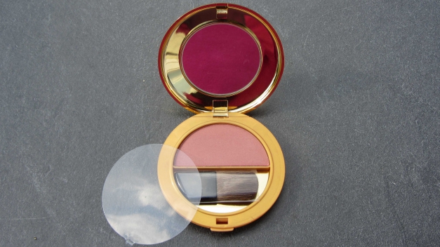 Rouge in zarter Rosenholz