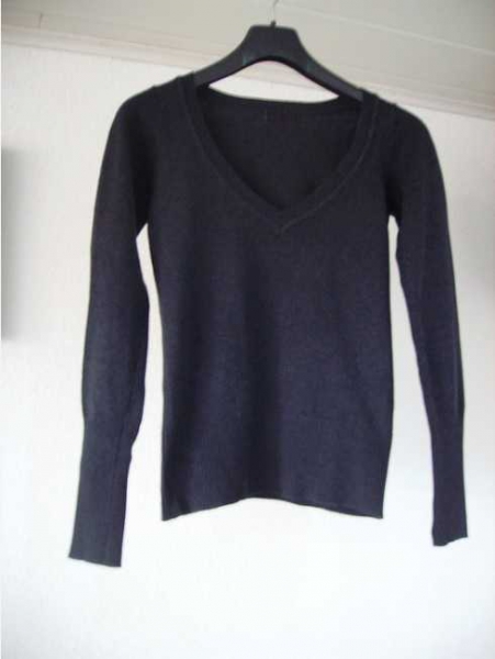 Grauer V-Ausschnitt Pullover