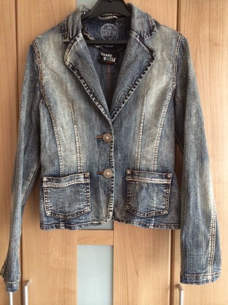 Jeansjacke mit Straßsteinchen
