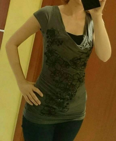 Graues Wasserfall T-Shirt mit wunderschönen Blumenstickereien