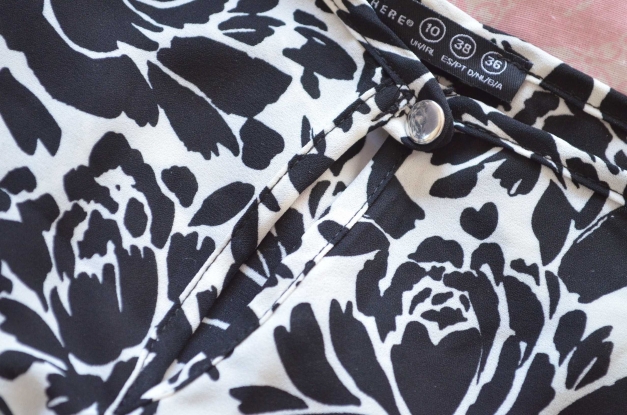 Bluse mit Blümchenmuster floral schwarz/weiß