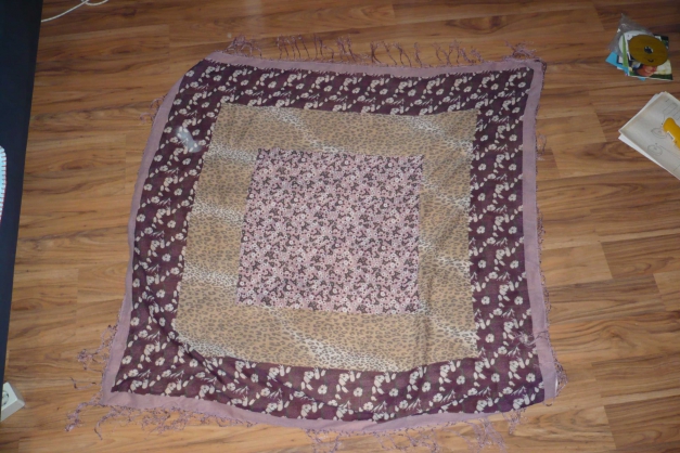 Lila Tuch mit witzigem Mustermix