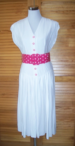 VINTAGE// Wadenlanges weißes 80er-Sommerkleid mit Flügelärmeln und pinkem Gürtel von *Fashion Style* Gr. 36/ 38