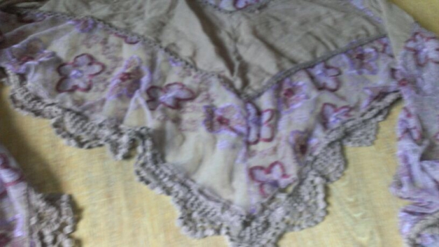 Lila- rosa Tuch mit zarter Spitze