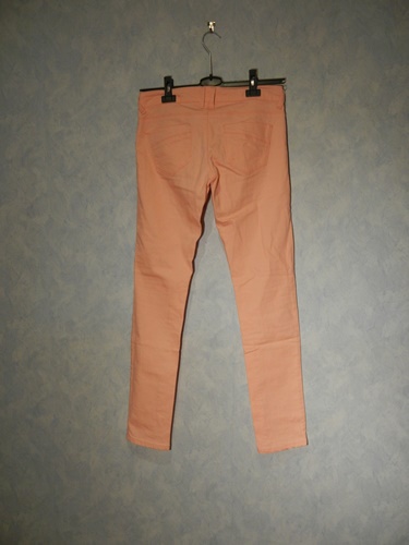 schöne lachsfarbene Jeans