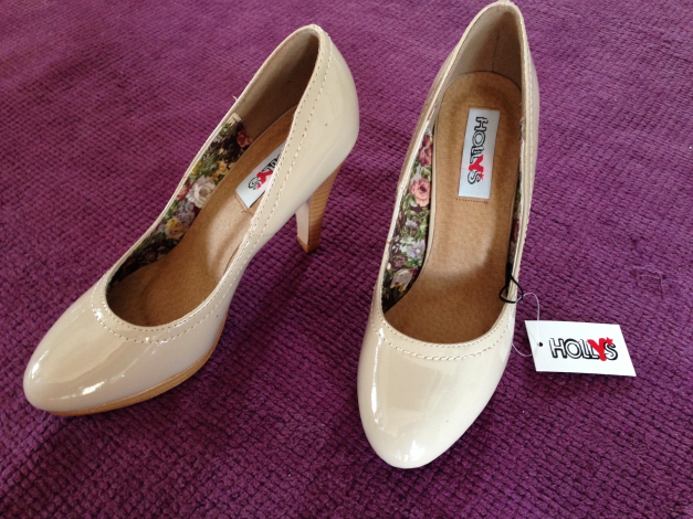 Wunderschöne, biege, Lack Pumps