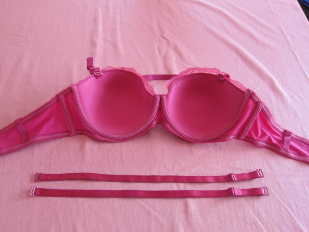 Roter BH von Censored (New Yorker)