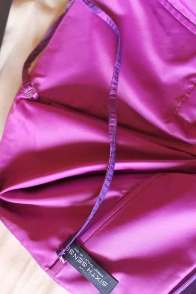 Schulterfreies lila Abendkleid mit abnehmbaren Trägern