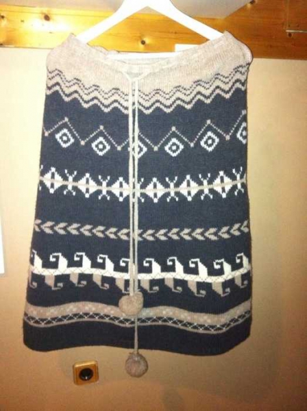 Blogger Poncho kuschelig mit Bommeln