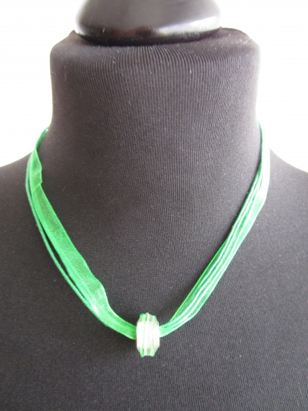 Organza Halsband in grün mit passendem Bead