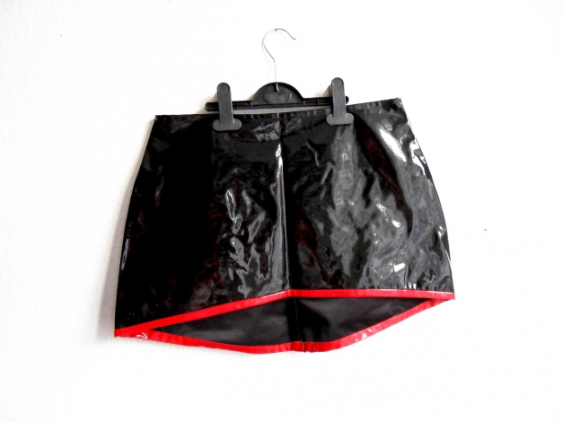 Schwarz roter Lackminirock Gr M 38 Cyberesque mit Lackapplikation Vokuhila asymmetrisch