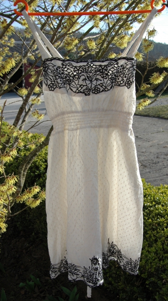 weißes Sommerkleid mit Blumenstickerei