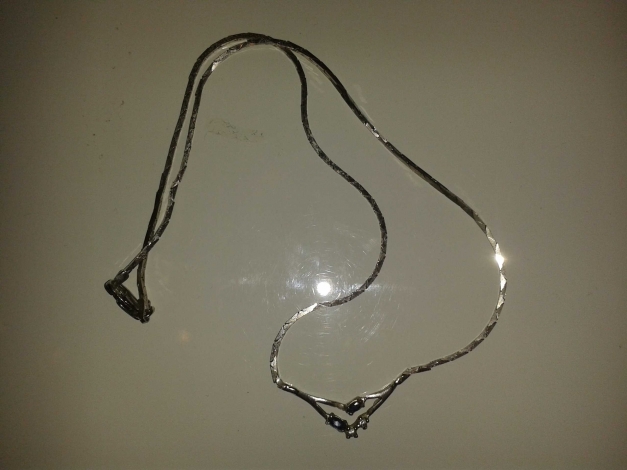 Silberkette mit blauen Steinen