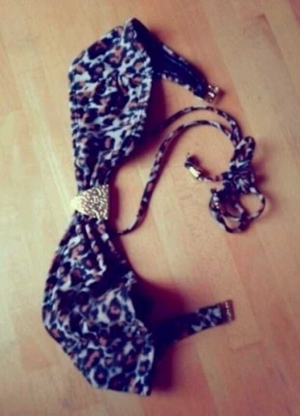 Bikini-Oberteil im Leostyle mit goldener Schnalle