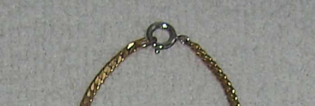 Süßes Goldkettchen mit Herzen