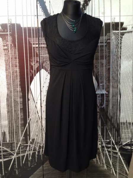 Schwarzes Kleid mit Spitze GR. S