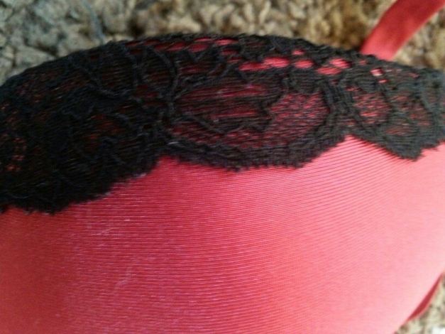 Roter Pushup Bh mit schwarzer Spitze