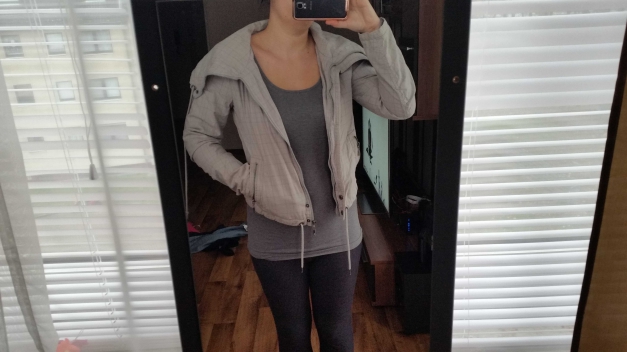 Graue Jacke mit breitem Kragen