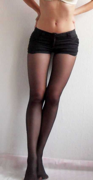 Schwarze Hotpants Gr. 36 38 S M Amisu Shorts mit herausschauenden Taschen