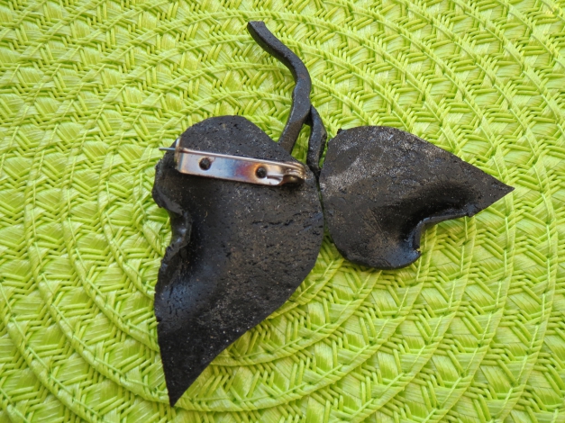 Brosche, Lederoptik, Blattform