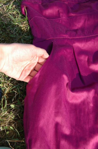 lila kurzes Kleid mit Taschen