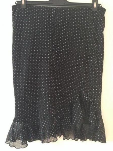 Rock, schwarz mit weißen Punkten