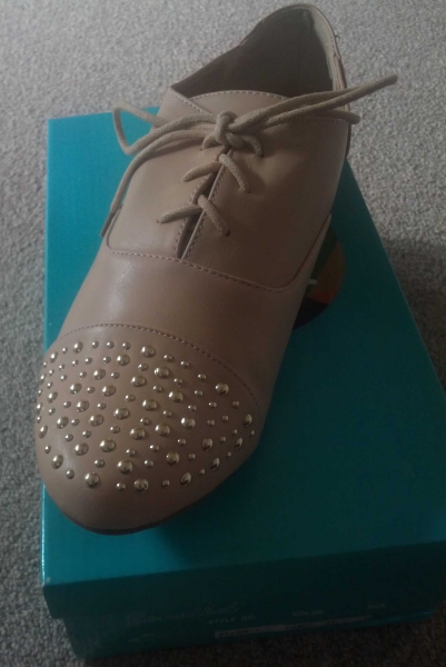 Hübsche Schuhe Gr 40 (Gr 9) Nude mit Nieten