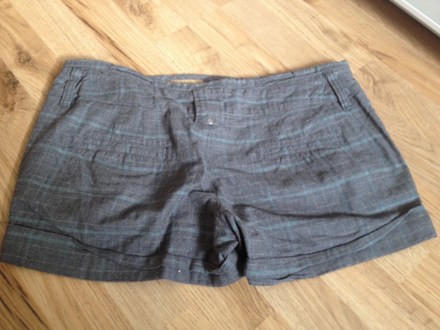 Kurze grau- karierte Hose