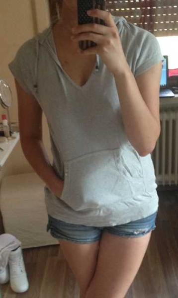 kurzärmeliges shirt mit kapuze