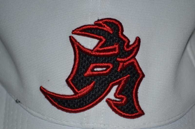 Weiße Cap mit Chinaemblem