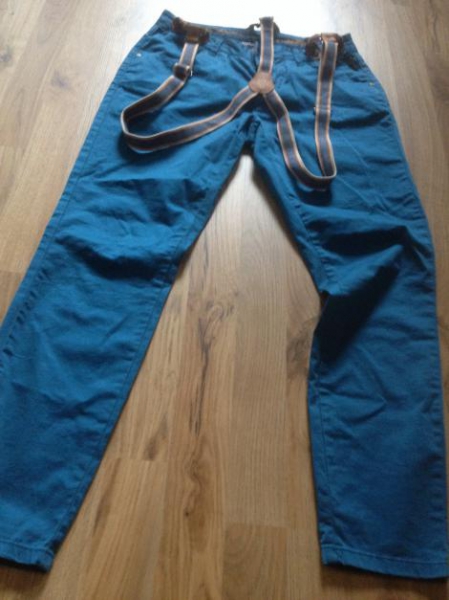Blaue Hose mit Hosenträgern