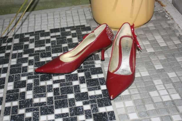 Pumps rot, Gr. 39, mit Steinchen vorne und an der Verse