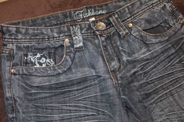 dunkelblaue Jeans 7/8 Hose mit süßer Stickerei
