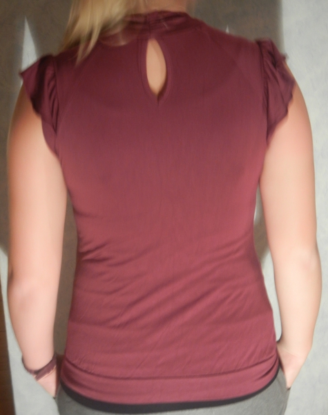 weinrotes Rollkragen-Shirt mit ausgestellten Ärmeln