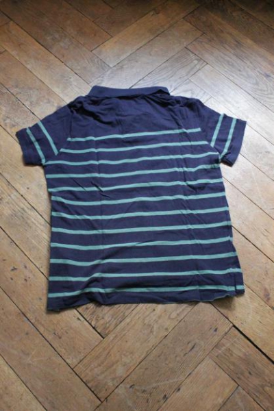 grün, blau gestreiftes Polohemd