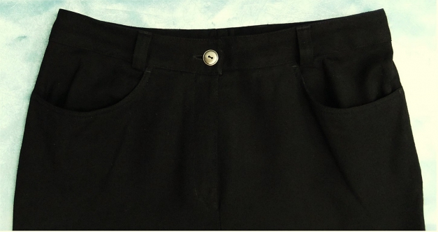 Michele Stoff-Hose schwarz - Mit Zierknöpfen an den Unterbeinen - Wohl Größe 40