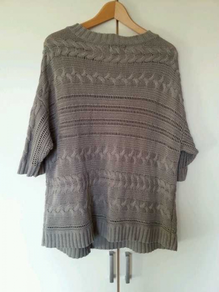 Grauer oversize Strickpulli