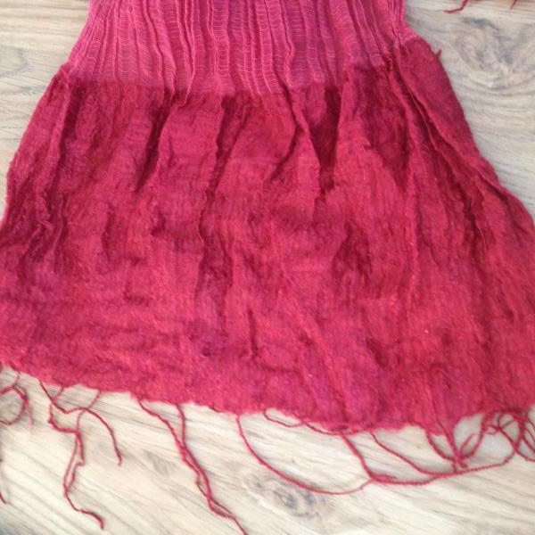 Roter Schal aus Seide